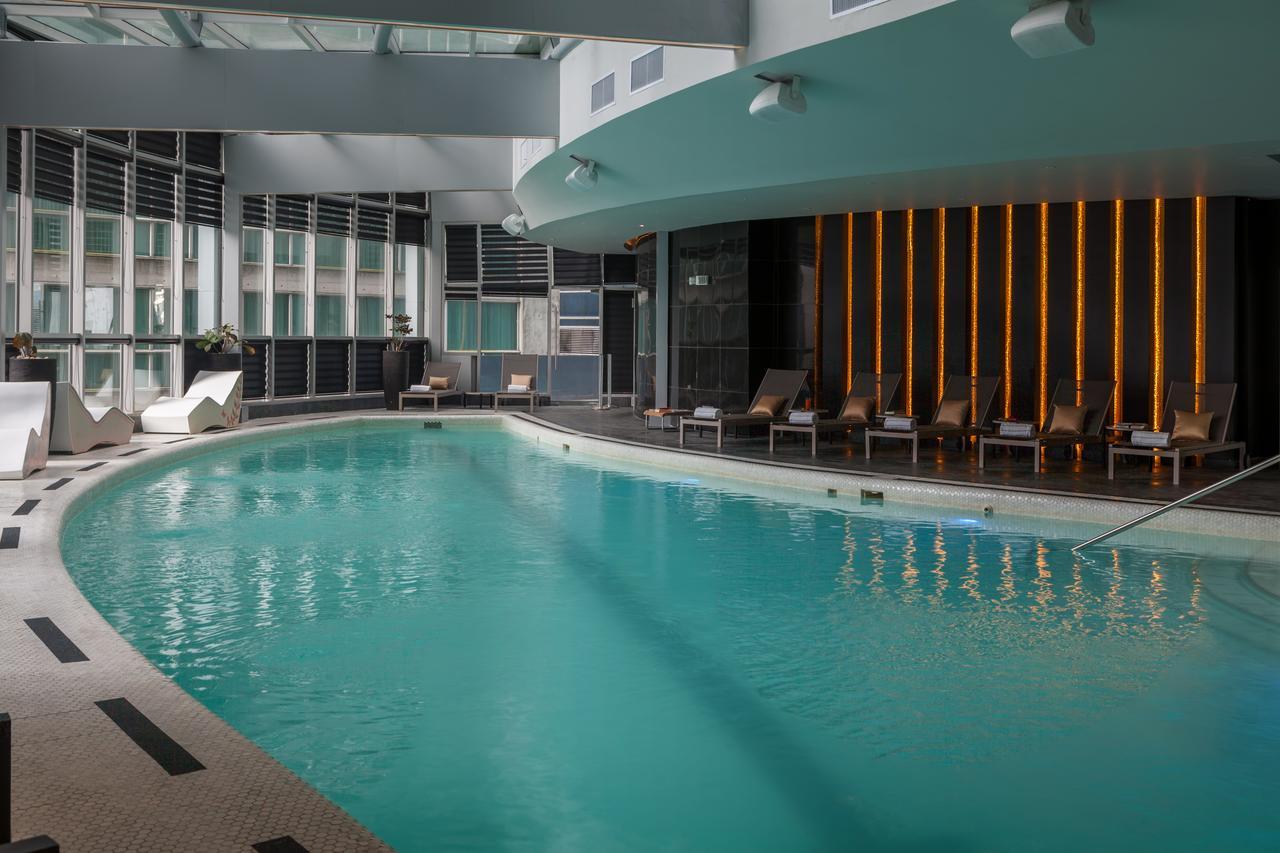 Hotel Las Americas Golden Tower Panama Exteriér fotografie The pool at the hotel