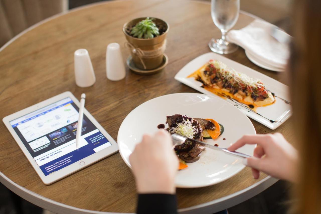 Hotel Las Americas Golden Tower Panama Exteriér fotografie A woman using a tablet while eating