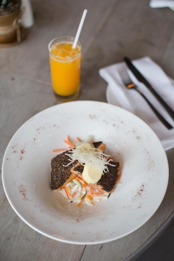 Hotel Las Americas Golden Tower Panama Exteriér fotografie A plate of salmon with a glass of orange juice